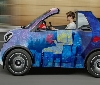 La prima smart fortwo cabrio diventa un'opera d'arte. La 'trasformazione' live in vetrina a Milano