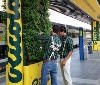 Alla Stazione Cadorna di Milano i contadini-bodyguard curano i giardini verticali di Ricola