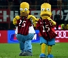 Homer e Bart scendono in campo allo Stadio di San Siro per il 25° dei Simpson