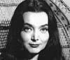 Morticia Addams regala una rosa (nera) a tutte le donne