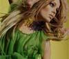 Elle 'si mette in mostra' in via della Spiga