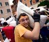 A Trastevere si scatena la battaglia dei cuscini