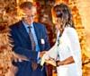  Humana People to People premia Unes Supermercati per la raccolta di abiti usati