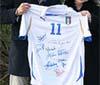 Una maglia autografata dai campioni del mondo 1982 all'asta per l'ALP
