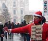 Arnold Worldwide porta in Piazza Duomo un Babbo Natale disoccupato