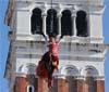 Carnevale di Venezia, il Volo dell'Angelo sui 70.000 di Piazza San Marco