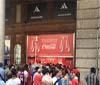 Milano, folla al Mondadori Multicenter per personalizzare la propria Coca-Cola