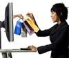 Ancora poco mobile per gli acquisti online. Ma in rete viaggiano commenti e condivisioni