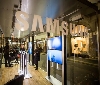 Samsung Galaxy S7 sfila in Montenapoleone durante 'La Passeggiata' di Scott Schuman. Firma Eventually