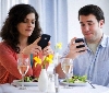 Nielsen, il 57% degli italiani spegne lo smartphone a tavola