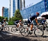 I ciclisti della Parigi – Modena tagliano il traguardo presso la sede Maserati