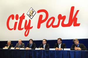 Tavolo relatori_logo copia.JPG