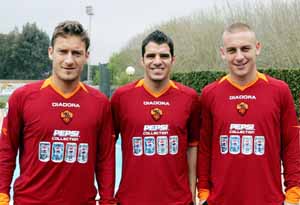 Totti, Perrotta, De Rossi copia.JPG