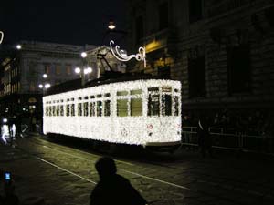 tram luminoso in notturna copia.JPG