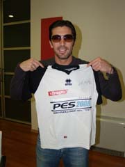 Buffon e maglia guinness.JPG
