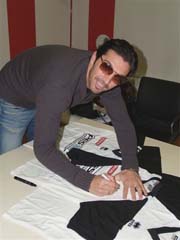 Buffon mentre firma.JPG