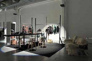 White Homme, stand centra copia.JPG