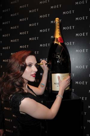 Scarlet red carpet copia.JPG