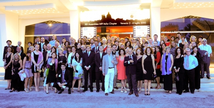 Gruppo assemblea.JPG