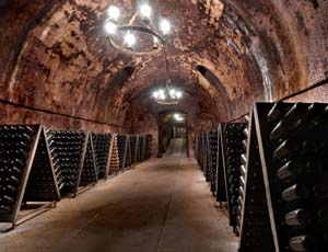 Franciacorta_cantina_bottiglie in affinamento copia.jpg