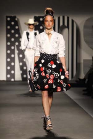 moschino-sfilata-gonna-colorata copia.jpg