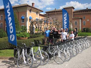 foto di gruppo giornalisti tedeschi al Castello di Spessa2.jpg