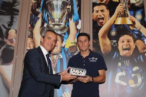 Alfredo Pratolongo premia Javier Zanetti 2.jpg