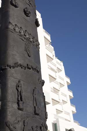 Alexander Museum Palace Hotel_Stele Enzo Cucchi copia.jpg