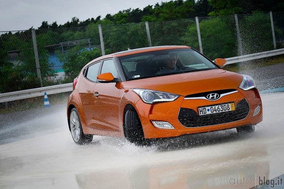 Hyundai_Veloster_Crossover_04.jpg