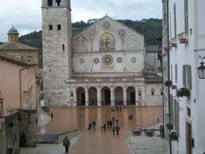 Spoleto piazza Duomo1.jpg