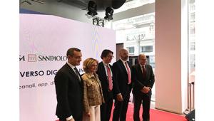 Intesa Sanpaolo prima banca digitale italiana con 8 mln di clienti multicanale e 3 mln di utenti app. Investimenti di 2,8 mld nella trasformazione digitale per i prossimi tre anni. Campagna firmata DDB per il lancio del pacchetto digital