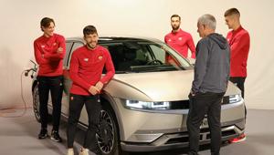 Hyundai: i giocatori dell’AS Roma e José Mourinho insieme nel video di lancio interamente ‘Powered by IONIQ 5’. Firmano SuperHumans e Innocean Worldwide Italy