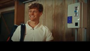 Nel nuovo spot Isybank con Jannik Sinner la banca offre "quello che ti serve quando ti serve". Firma Accenture Song