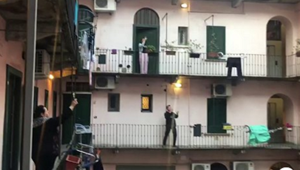 L'Italia sta in casa ma riparte dai balconi: flash mob musicali e applausi da nord a sud al motto di 'Andrà tutto bene'