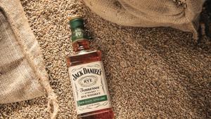 Jack Daniel’s celebra le riaperture e invade Milano, Roma e Napoli con green graffiti e affissioni. Pianifica Spark Foundry