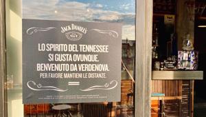 Jack Daniel's invita al distanziamento sociale personalizzando oltre 200 locali in Italia