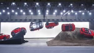 La nuova Jaguar E-Pace entra nel Guinness dei Primati con un avvitamento lungo 15,3 metri. L'evento all’ExCeL di Londra