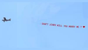 Shaft jeans vola sopra Forte dei Marmi per raccontare la nuova campagna “Love story”