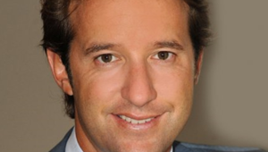 JCDecaux modifica la propria organizzazione in seguito alla decisione di Jean-Sébastien Decaux di dedicarsi alle attività  filantropiche di famiglia