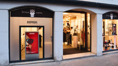 Jungle firma ‘Bold Reflections’ per Ferrari Eyewear (Luxottica): la collezione SS26 si svela con due eventi in-store a Bergamo e Riccione