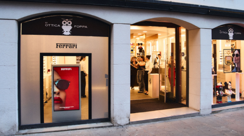 Jungle firma ‘Bold Reflections’ per Ferrari Eyewear (Luxottica): la collezione SS26 si svela con due eventi in-store a Bergamo e Riccione Jungle firma ‘Bold Reflections’ per Ferrari Eyewear (Luxottica): la collezione SS26 si svela con due eventi in-store a Bergamo e Riccione