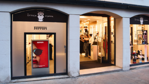Jungle firma ‘Bold Reflections’ per Ferrari Eyewear (Luxottica): la collezione SS26 si svela con due eventi in-store a Bergamo e Riccione Jungle firma ‘Bold Reflections’ per Ferrari Eyewear (Luxottica): la collezione SS26 si svela con due eventi in-store a Bergamo e Riccione