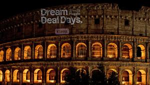 klarna illumina i più importanti monumenti italiani con un'innovativa strategia outdoor per celebrare i 150 milioni di consumatori
