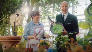 Compri una pentola Kasanova, adotti un albero Treedom: lo raccontano Benedetta Rossi e Giorgio Mastrota nella nuova campagna ideata da InTesta Torino