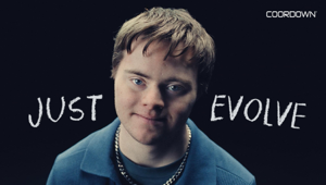 CoorDown insieme a SMALL lancia “Just Evolve”, un movimento globale che invita a superare linguaggi obsoleti e offensivi come la "parola con la R"