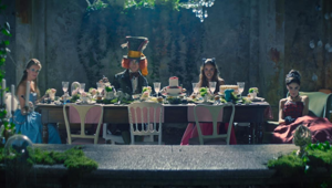 Low e Black Mamba firmano il film del make-up di Kiko Milano per Halloween, ispirato a 'Alice in Wonderland'