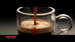 On air “Kimbo, Una tazza di aroma, Una tazza di Napoli” dedicata alla linea di capsule compatibili in alluminio Nespresso Original. Firma Serviceplan