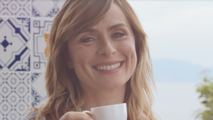 Kimbo torna in tv con un nuovo format di comunicazione con testimonial Serena Autieri. Firma Serviceplan Italia, produce Filmmaster Production