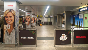 Kimbo torna in comunicazione per il Natale con una campagna video e out of home a Napoli e Milano. Testimonial delle affissioni Serena Autieri. Investimento lordo in comunicazione di 800 mila euro