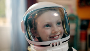 Astro Girl, la nuova campagna di Kinder Cioccolato firmata Leo Burnett e pianificata in oltre 20 Paesi europei